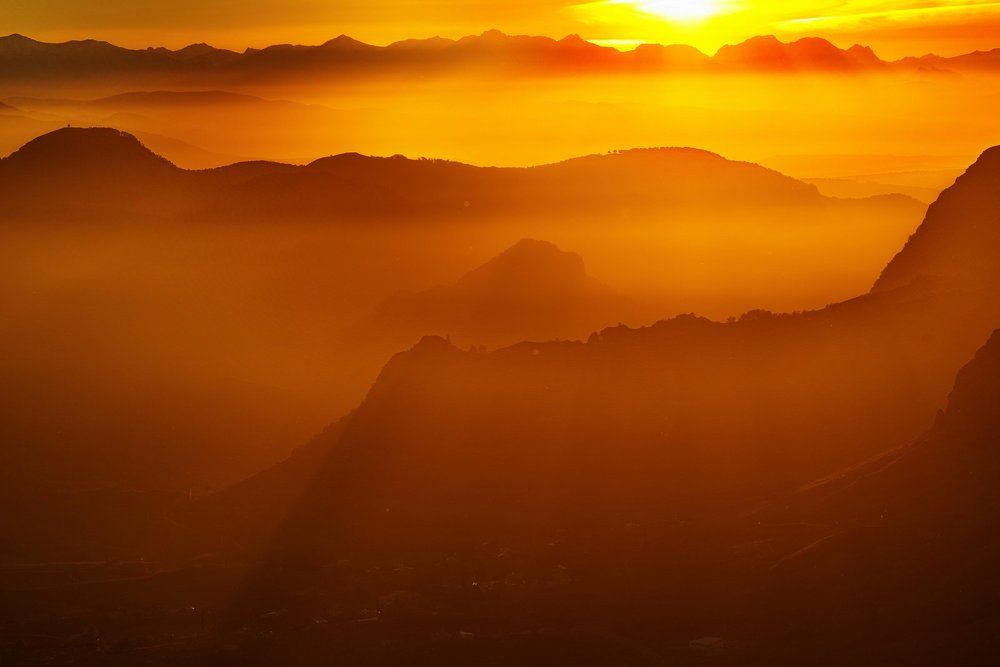 ДОЛИНА В ПЛАМЕНИ ЗАКАТА