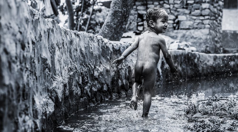 a kids runnig on water