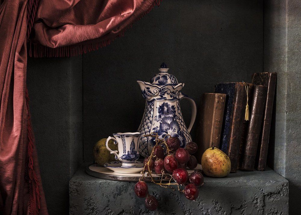 Натюрморт с красным перезревшим виноградом