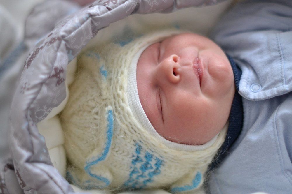 первая прогулка с папой(шапка задом наперед)