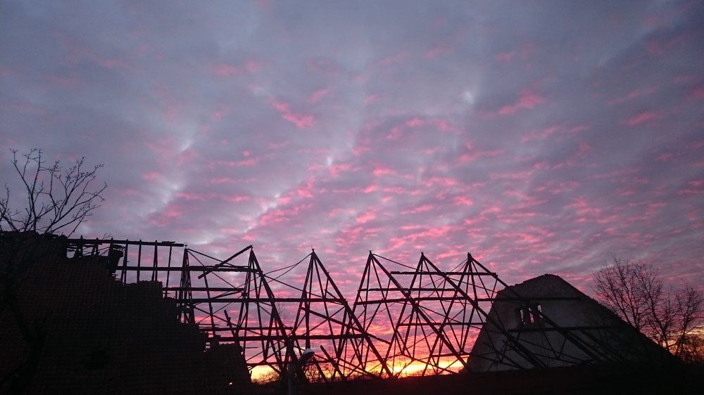 Закат сквозь крышу2