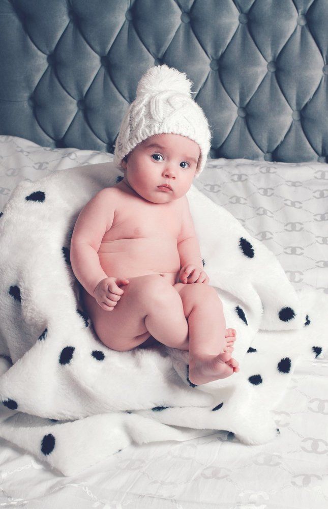 малышка на отдыхе в шапке)