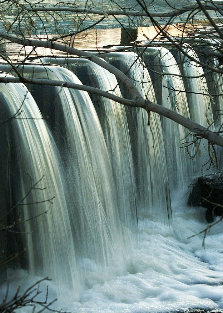 Городской весенний водопад