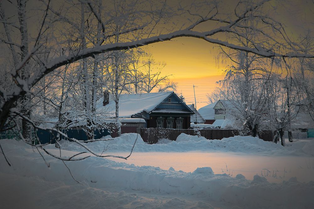 Закат, как свеча догорает.