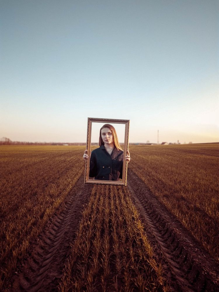 Девушка с рамкой. Мобильная фотография