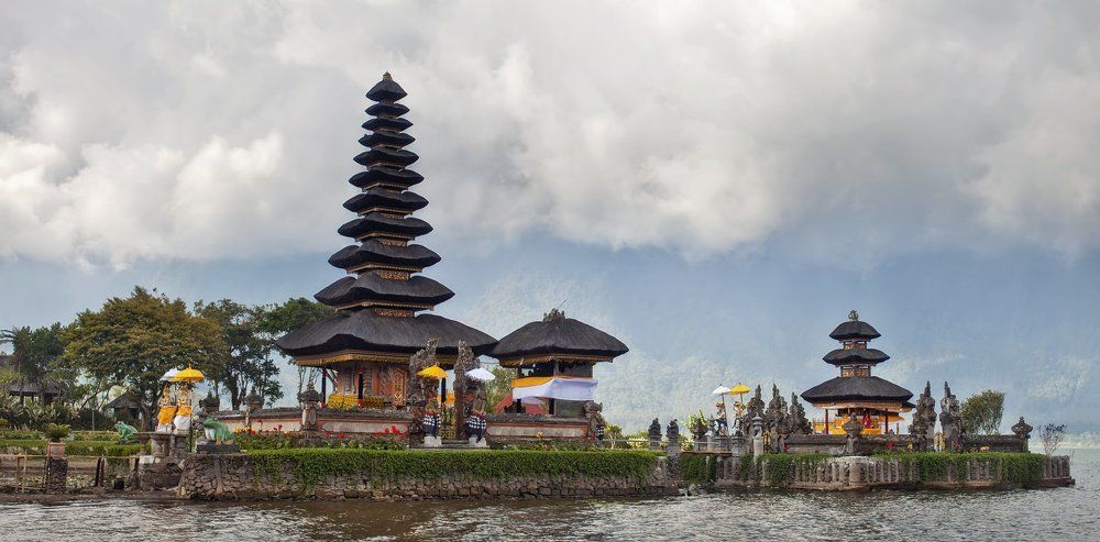 Храм Улун Дану. Бали.