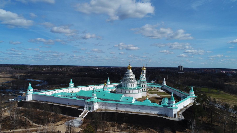 Монастырь - как будто парит над землей