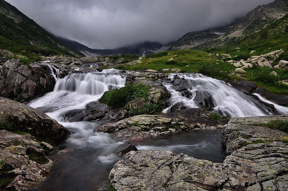 Горный ручей по камням