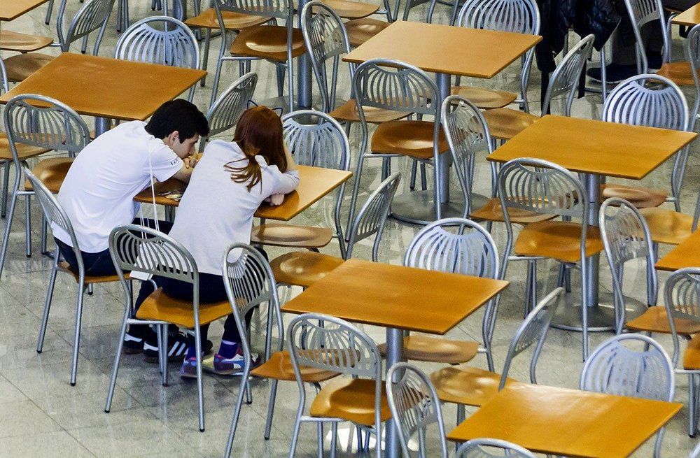 За столиком кафешки