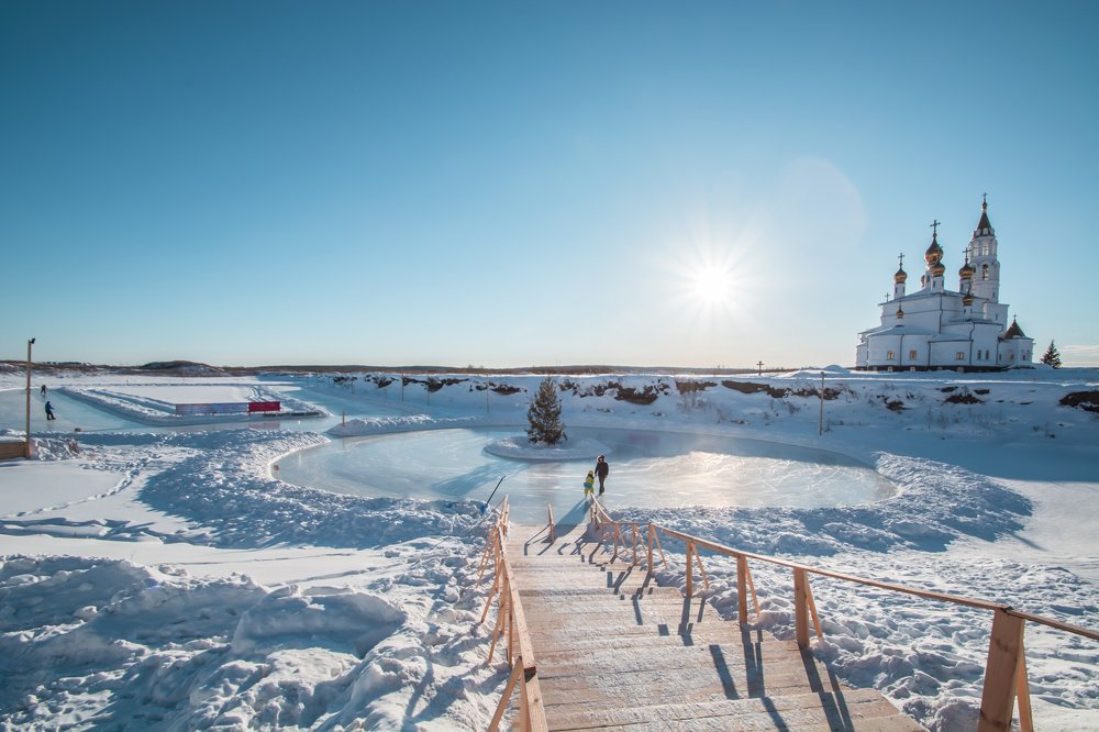 Екатеринбург . Ледовый каток на фоне церкви .
