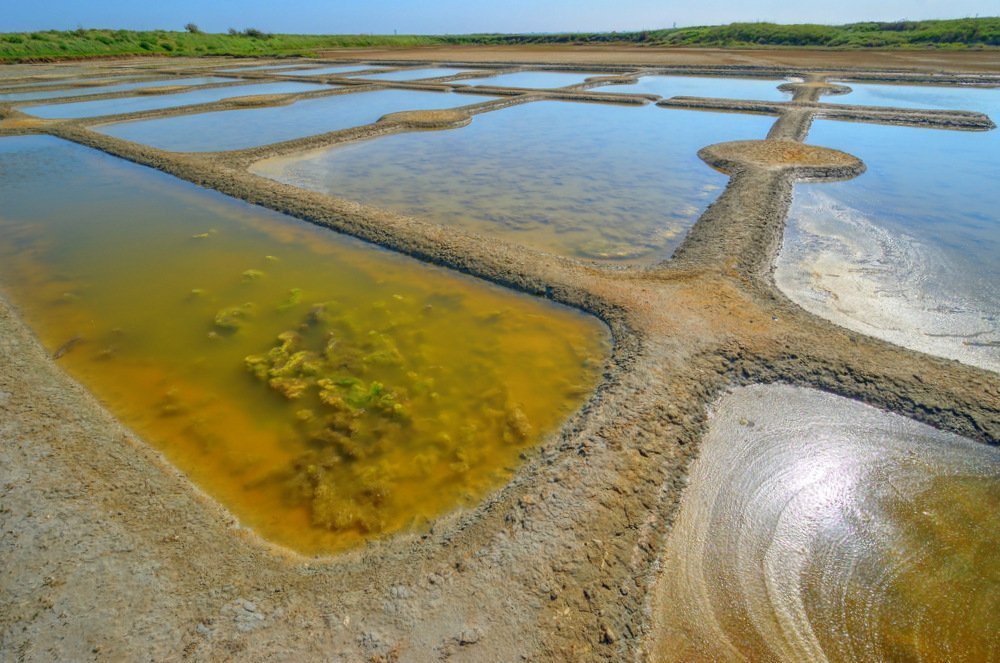 Geometrical salt pond