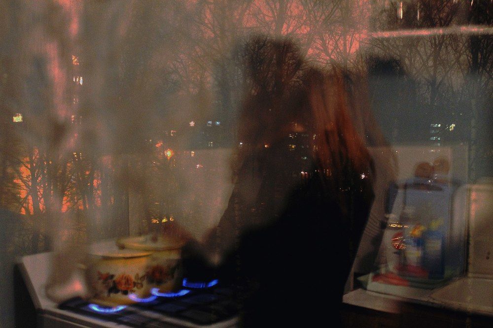 Вид из окна, отражение, вечер.