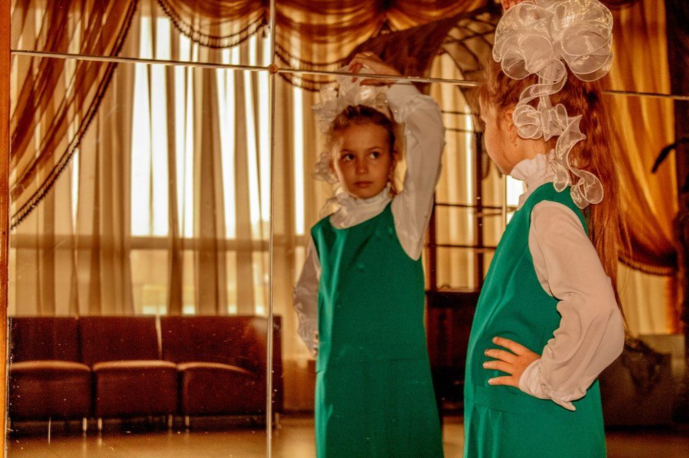 Поправлю прическу  и  на сцену))))