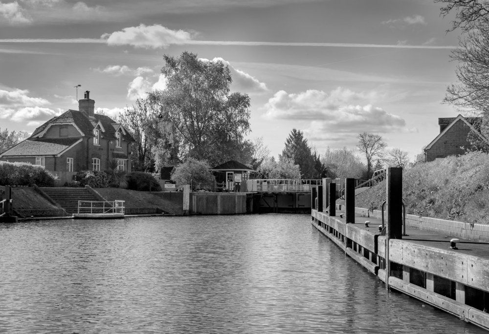 В ожидании перед шлюзом