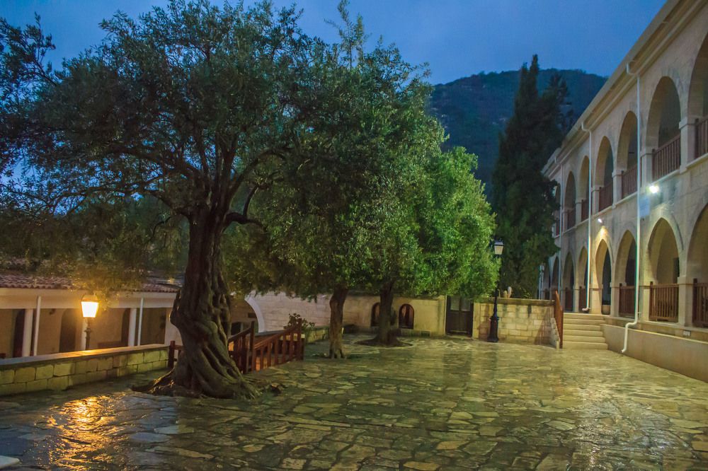 У стен монастыря.