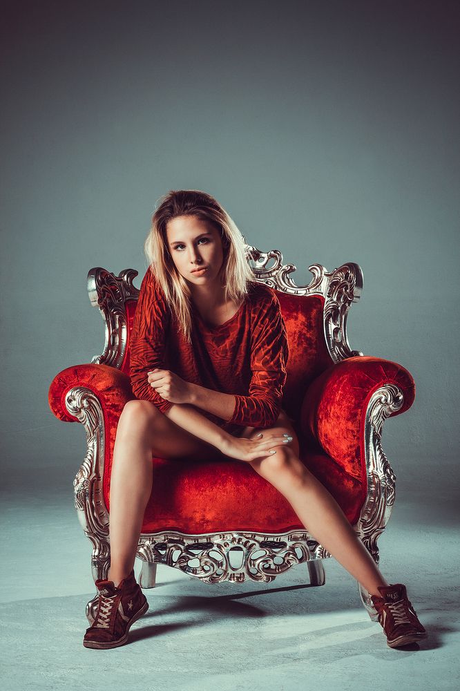 Девушка в кресле