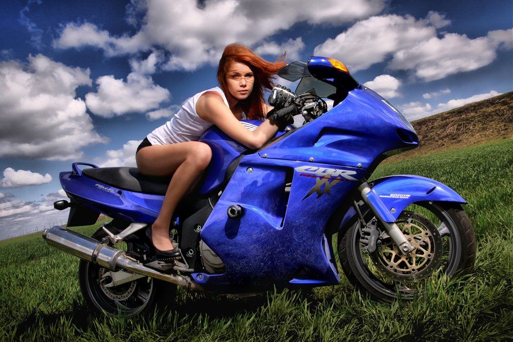 Девушка и мотоцикл