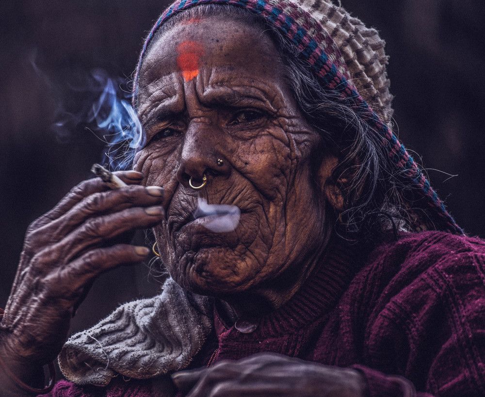 дама з сигаро