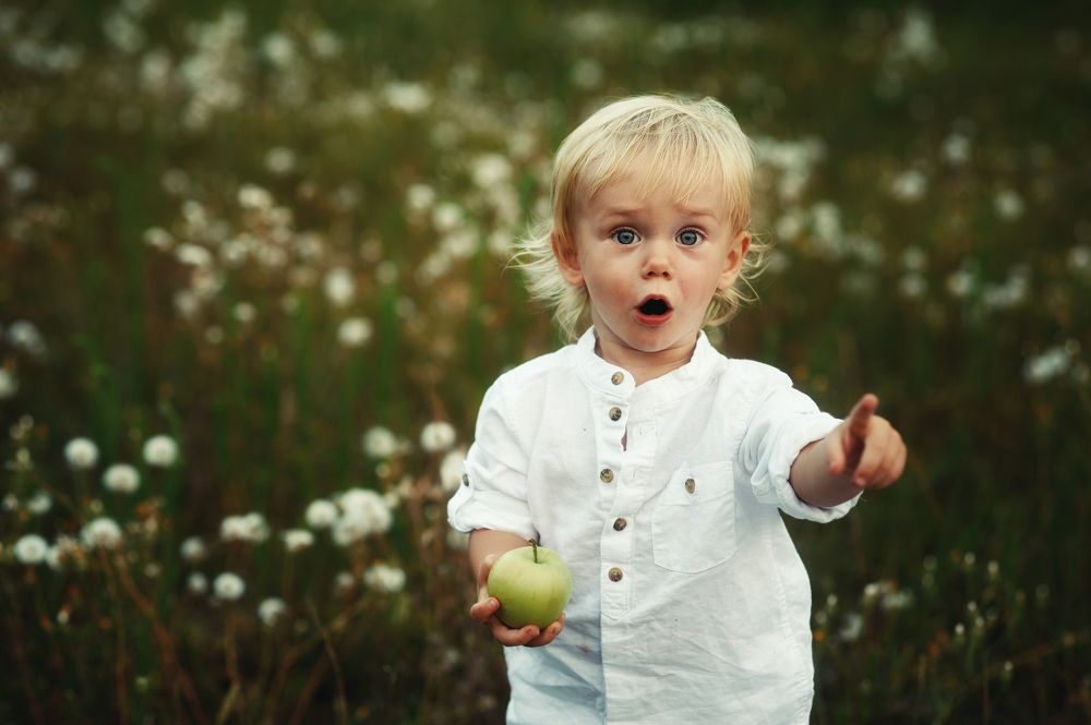 Мальчик с зелёным яблоком