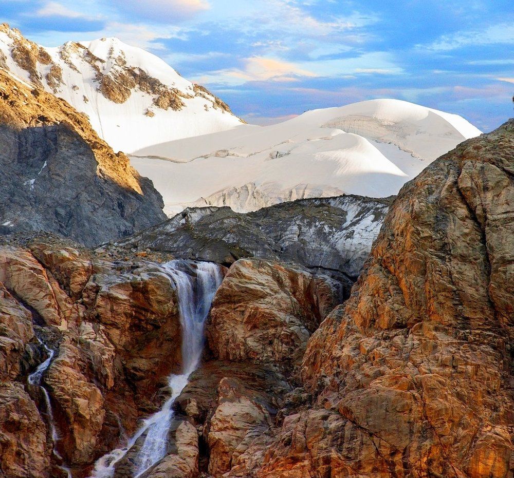 Водопад в горах Кавказа.