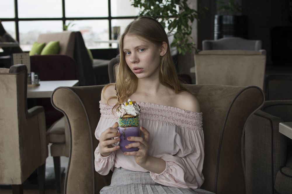 Девушка в кафе