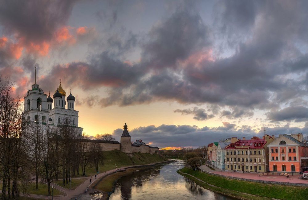 Вечер золотой.