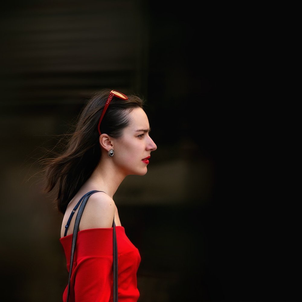 Лица Арбата. Девушка в красном.