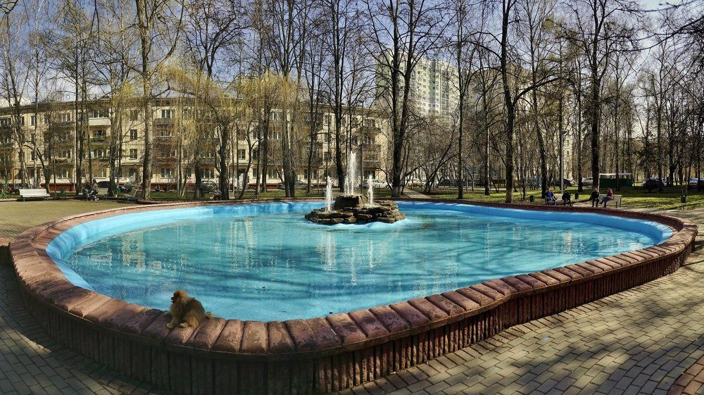 Столичный дворик у ст. метро "Академическая" (Сев. выход)