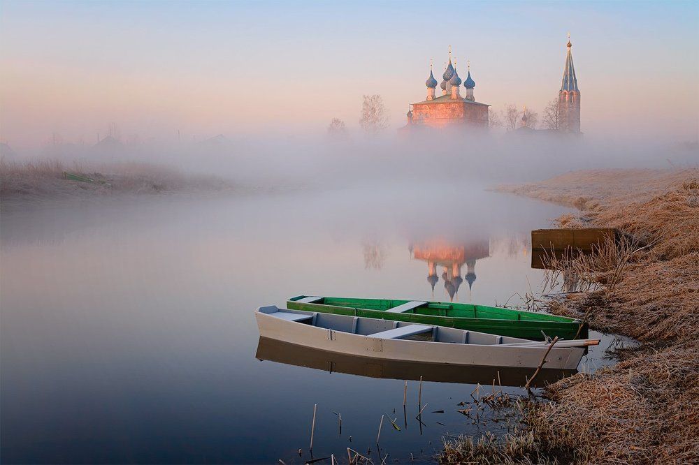 Рассвет на реке.