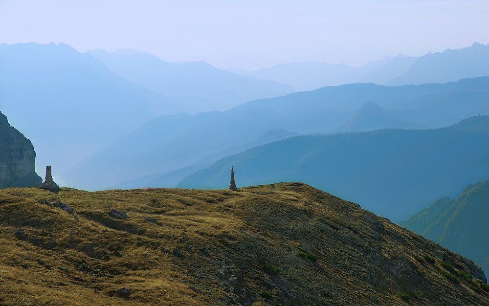 Нет алых роз и траурных лент.....