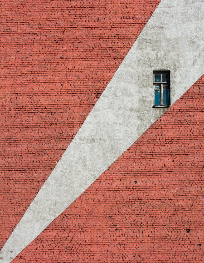 Белое , красное и окно