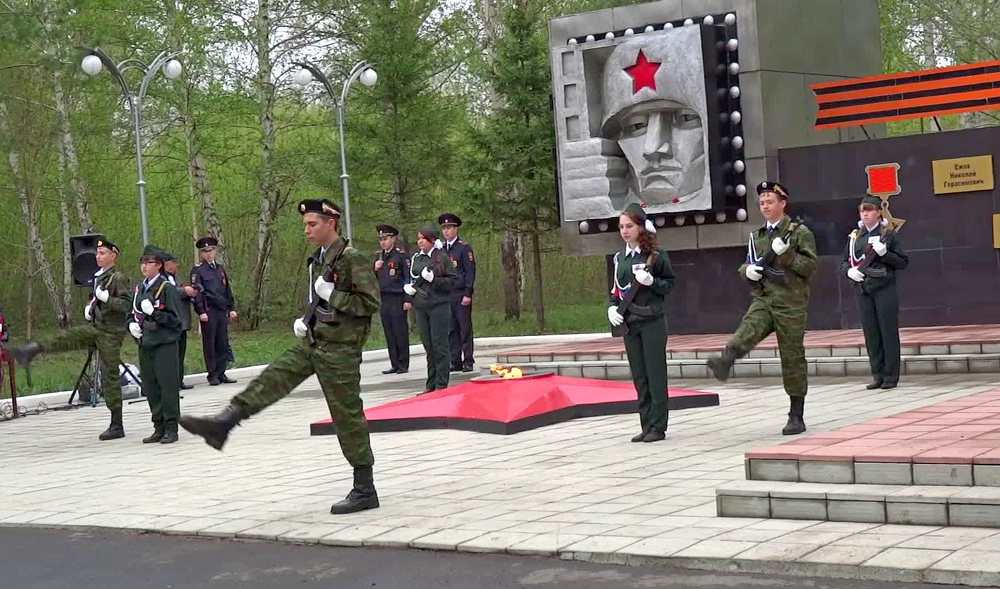 Смена караула у памятника Героям войны 1941-1945 г.