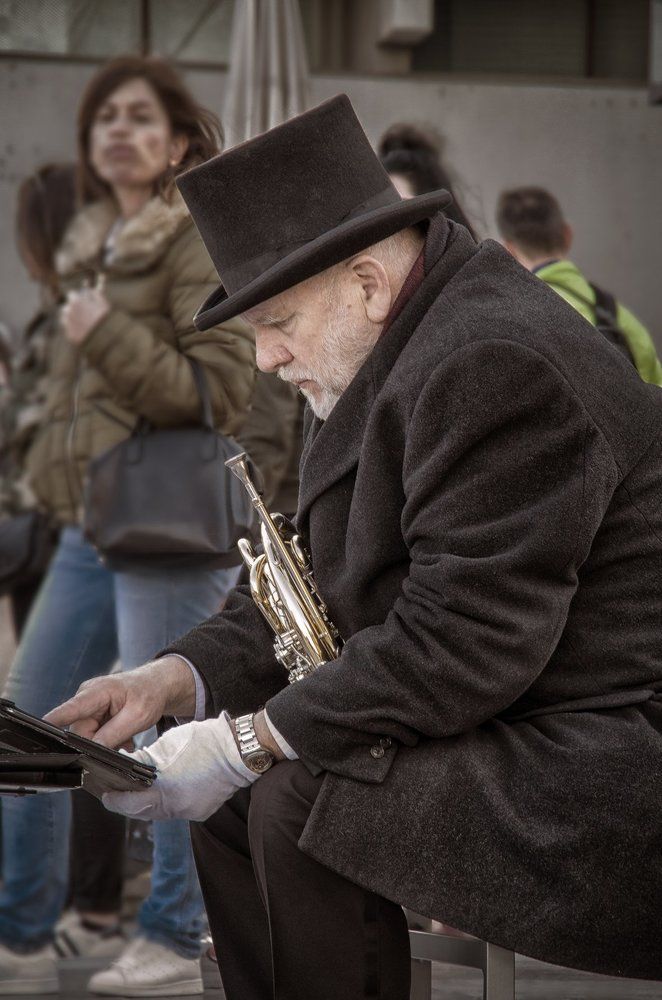 Человек занят делом