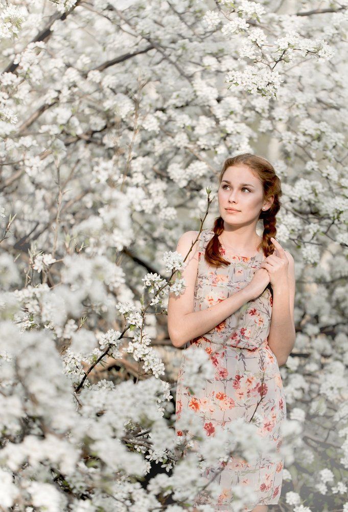 Девушка в яблоньке