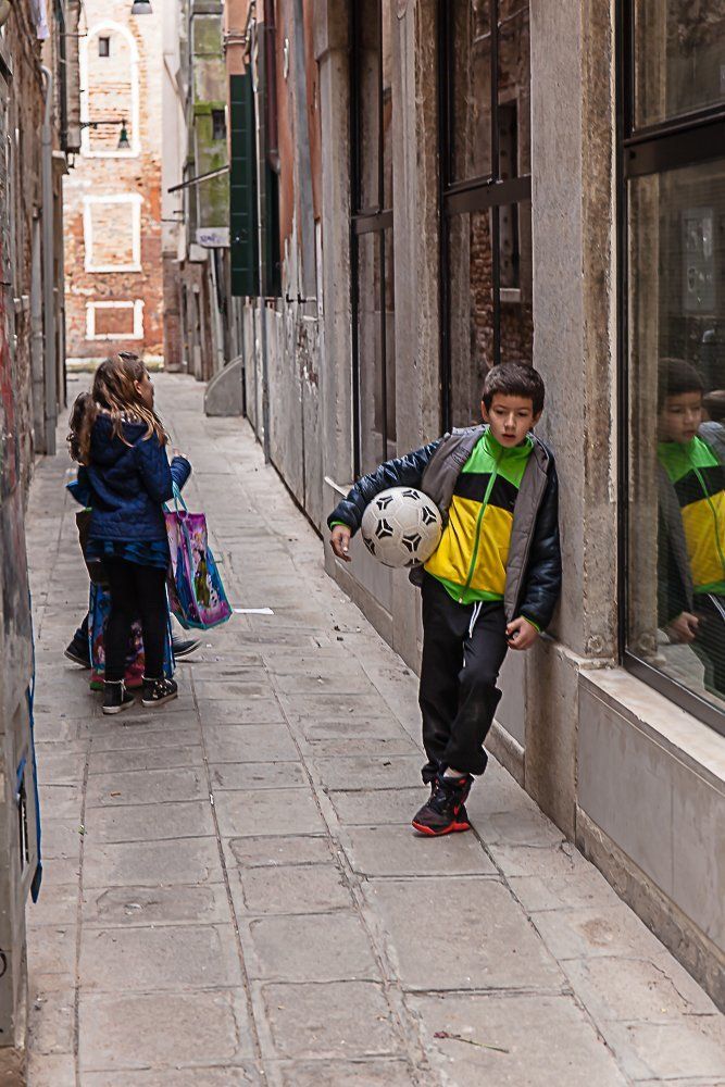 В узких улочках