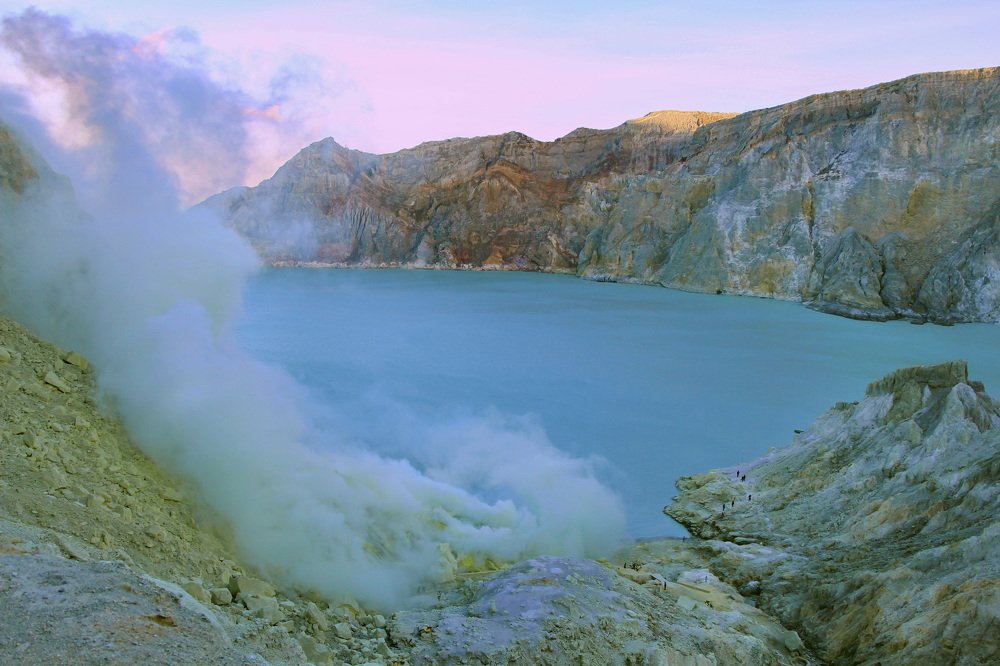 Кратер вулкана  Kawah Ijen, Индонезия.