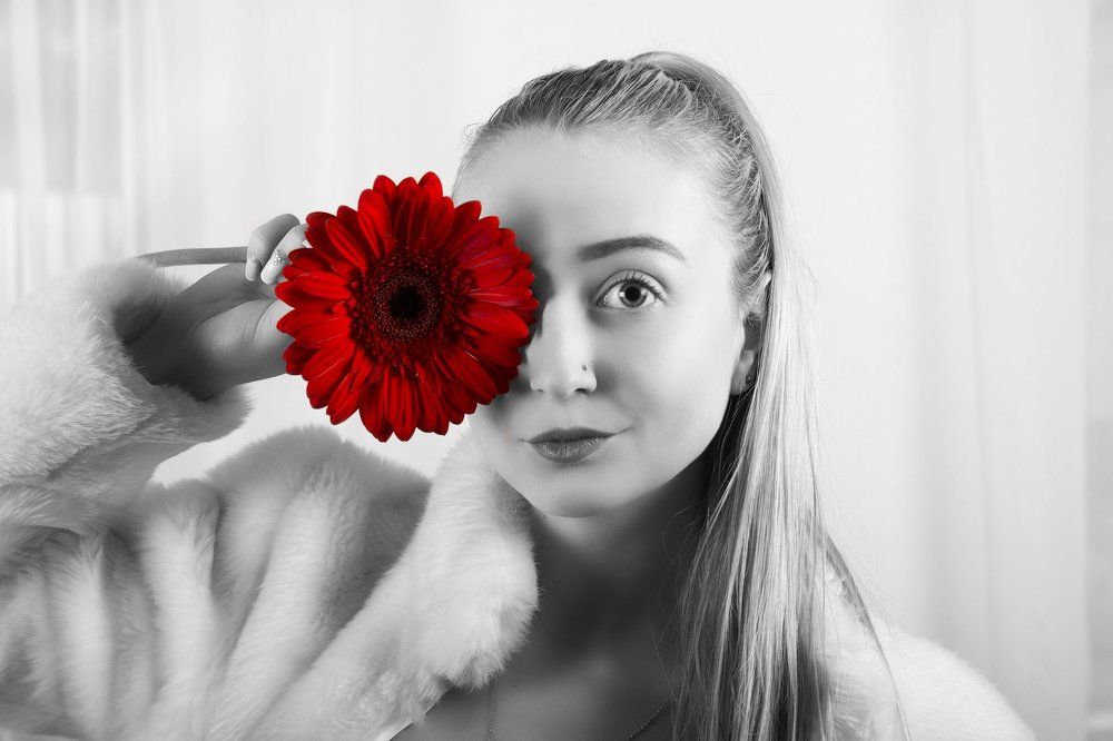 Черно-белый с элементами красного