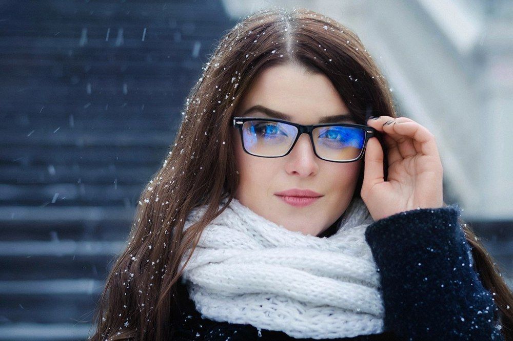 Девушка с бликом в глазах