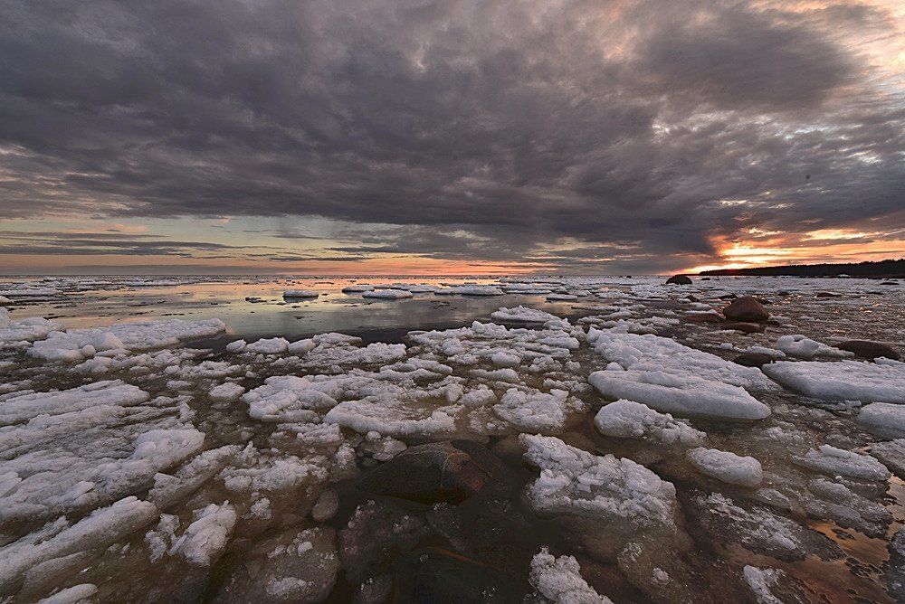 Тревожный закат апреля