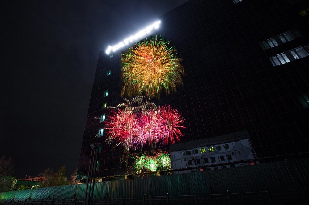 Салют в отражении.