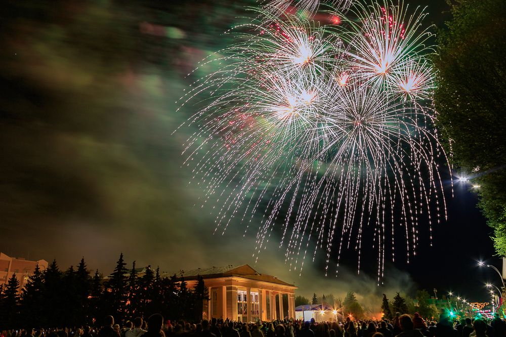 Праздничный салют.