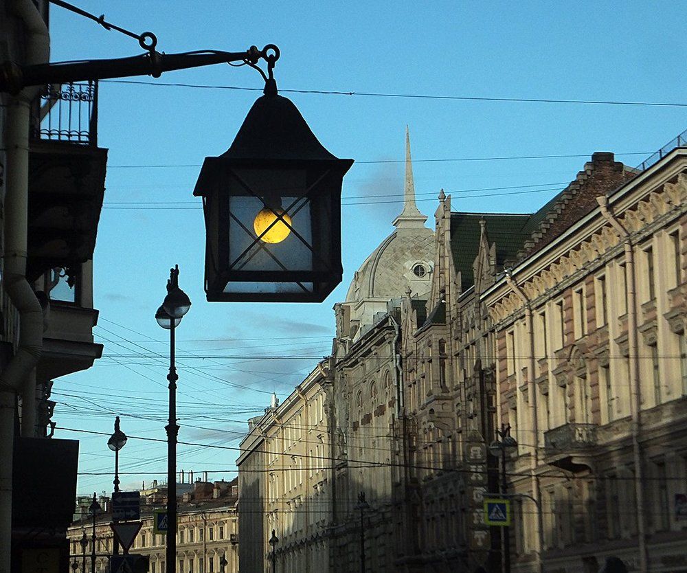 Фонарь над городом