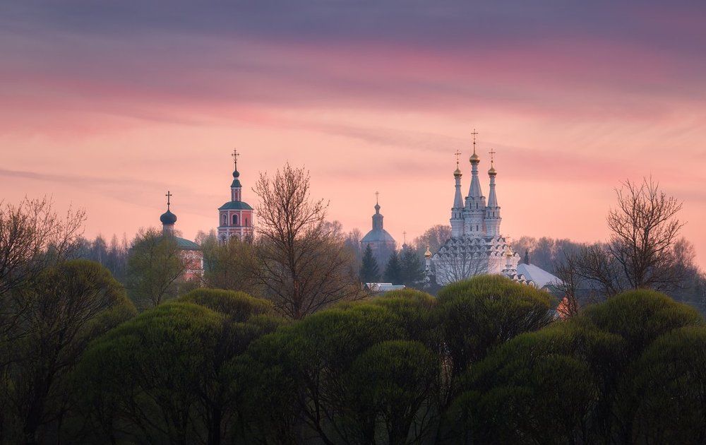 Майский вечер у трёх церквей...