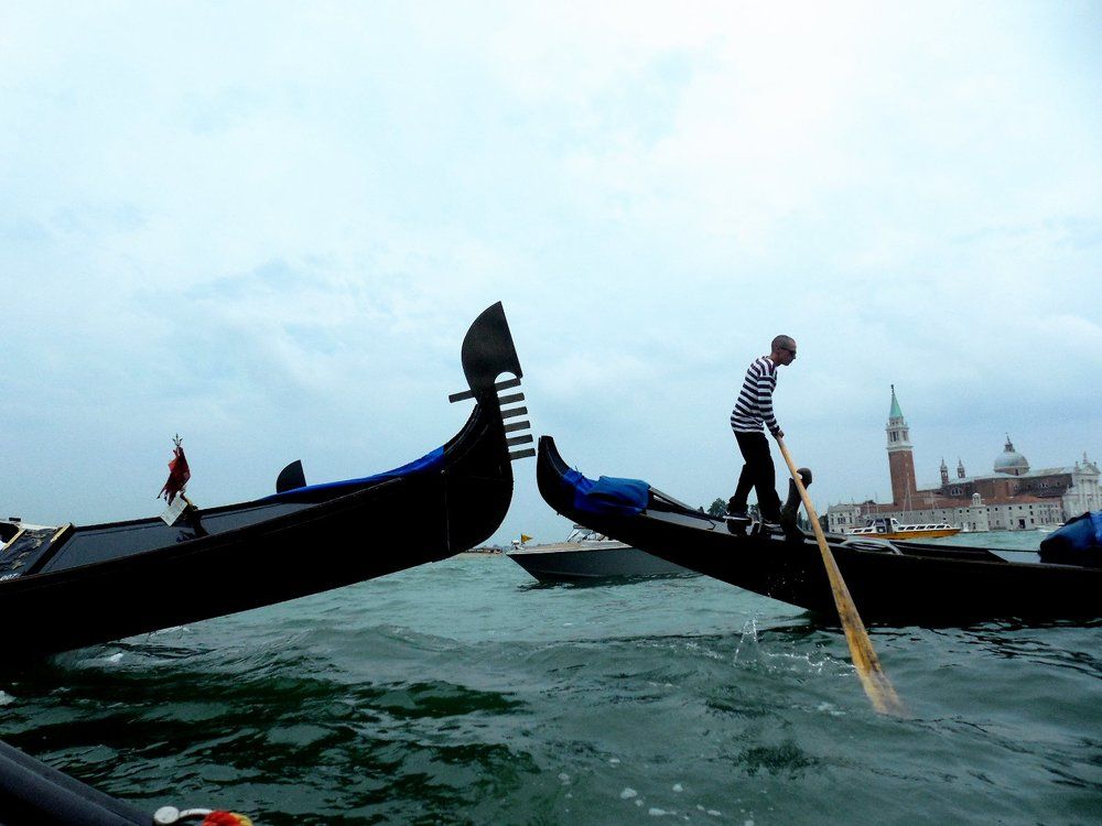 День промозглый, просто серый... Выручают гондольеры!