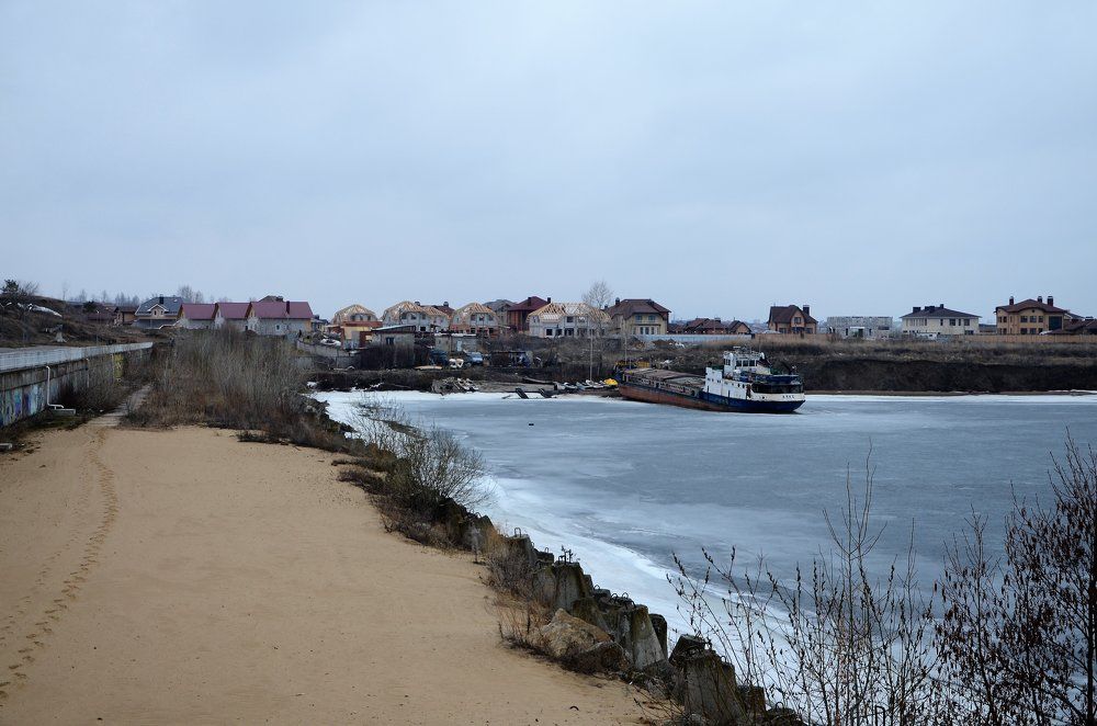 лед против песка; зима против весны