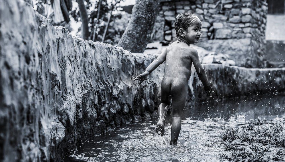 a kids runnig on water