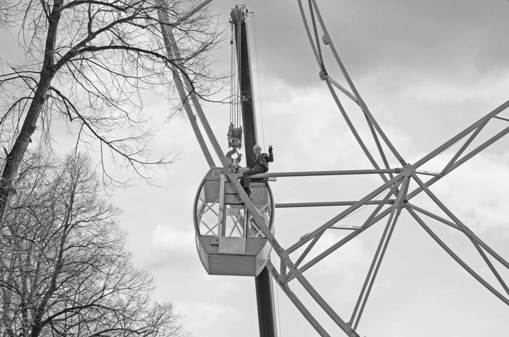 Установка первой кабины колеса обозрения.