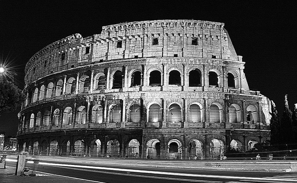 Громада. Тень веков. Глухая память.  Безмолвие. Опустошенье. Ночь.