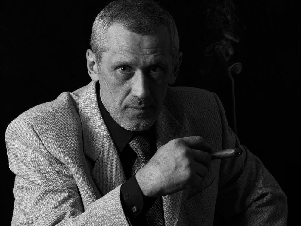 В сигарном клубе....