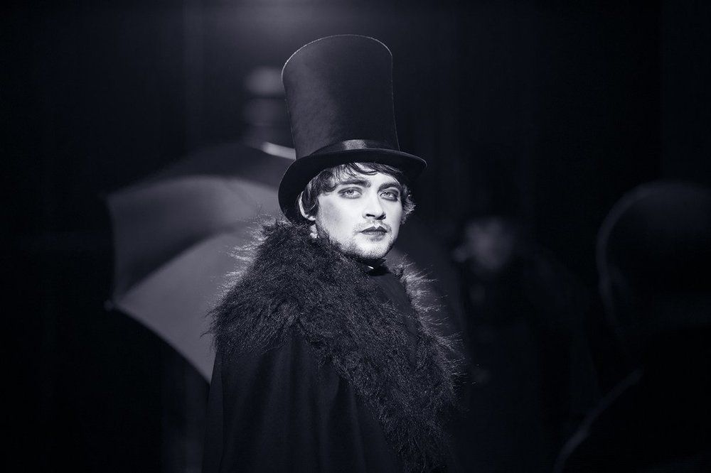 Он оглянулся посмотреть...